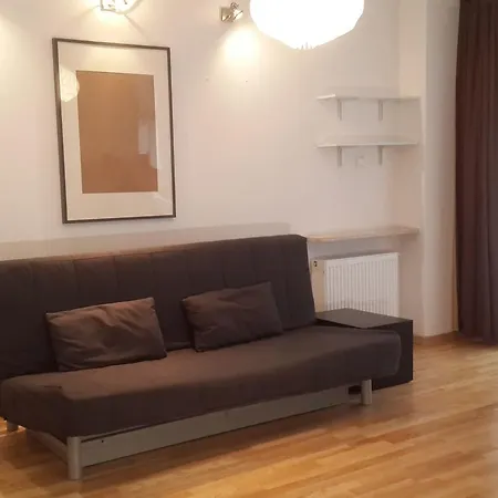 - Chelmska Olinek شقة